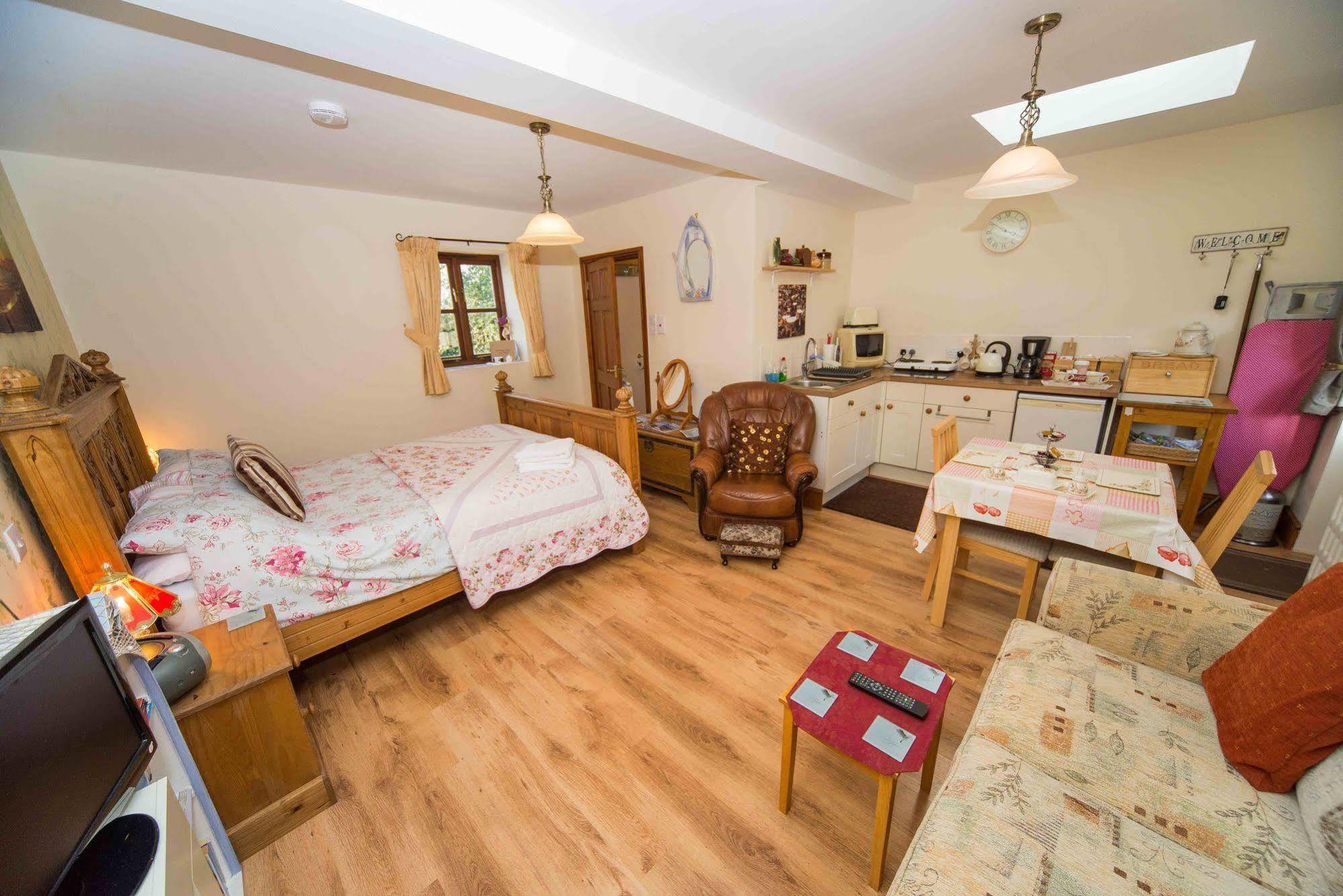 Stunning Countryside Views & Private Balcony! Cozy Room, 3 Miles To Lyme Regis - Free Parking & Wifi Аксминстер Экстерьер фото