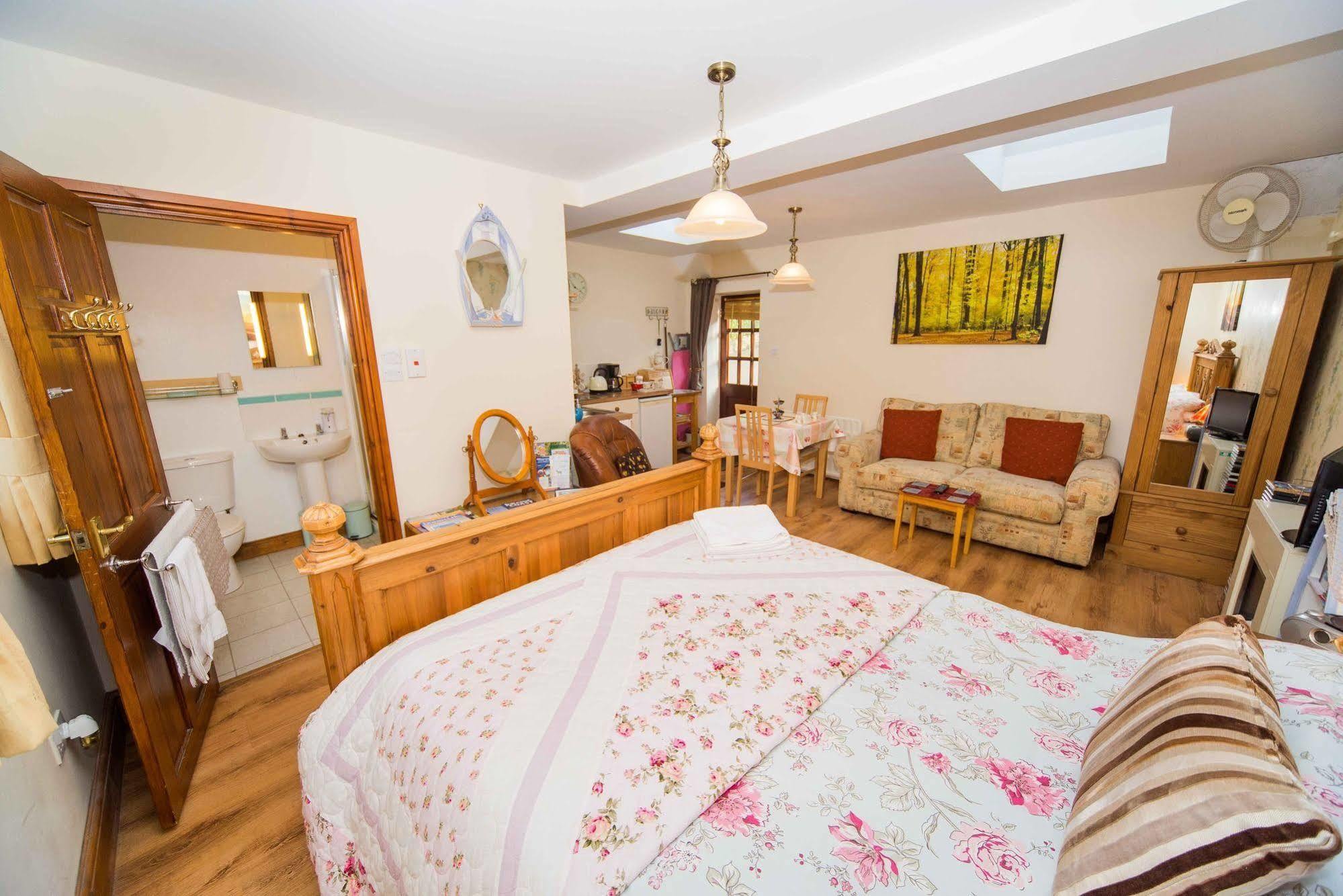 Stunning Countryside Views & Private Balcony! Cozy Room, 3 Miles To Lyme Regis - Free Parking & Wifi Аксминстер Экстерьер фото