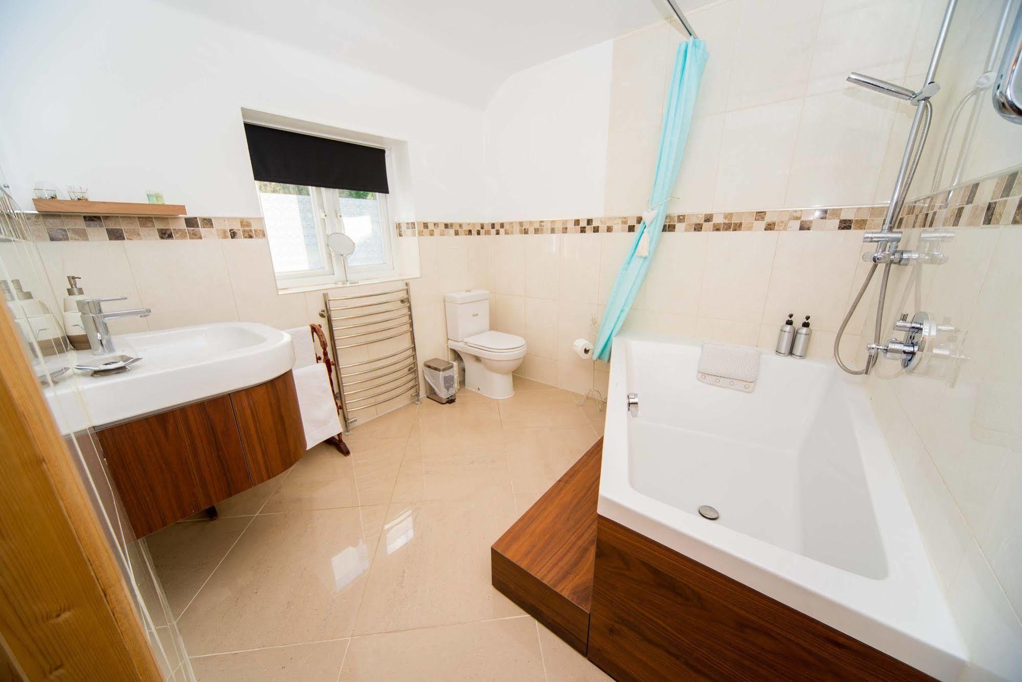 Stunning Countryside Views & Private Balcony! Cozy Room, 3 Miles To Lyme Regis - Free Parking & Wifi Аксминстер Экстерьер фото