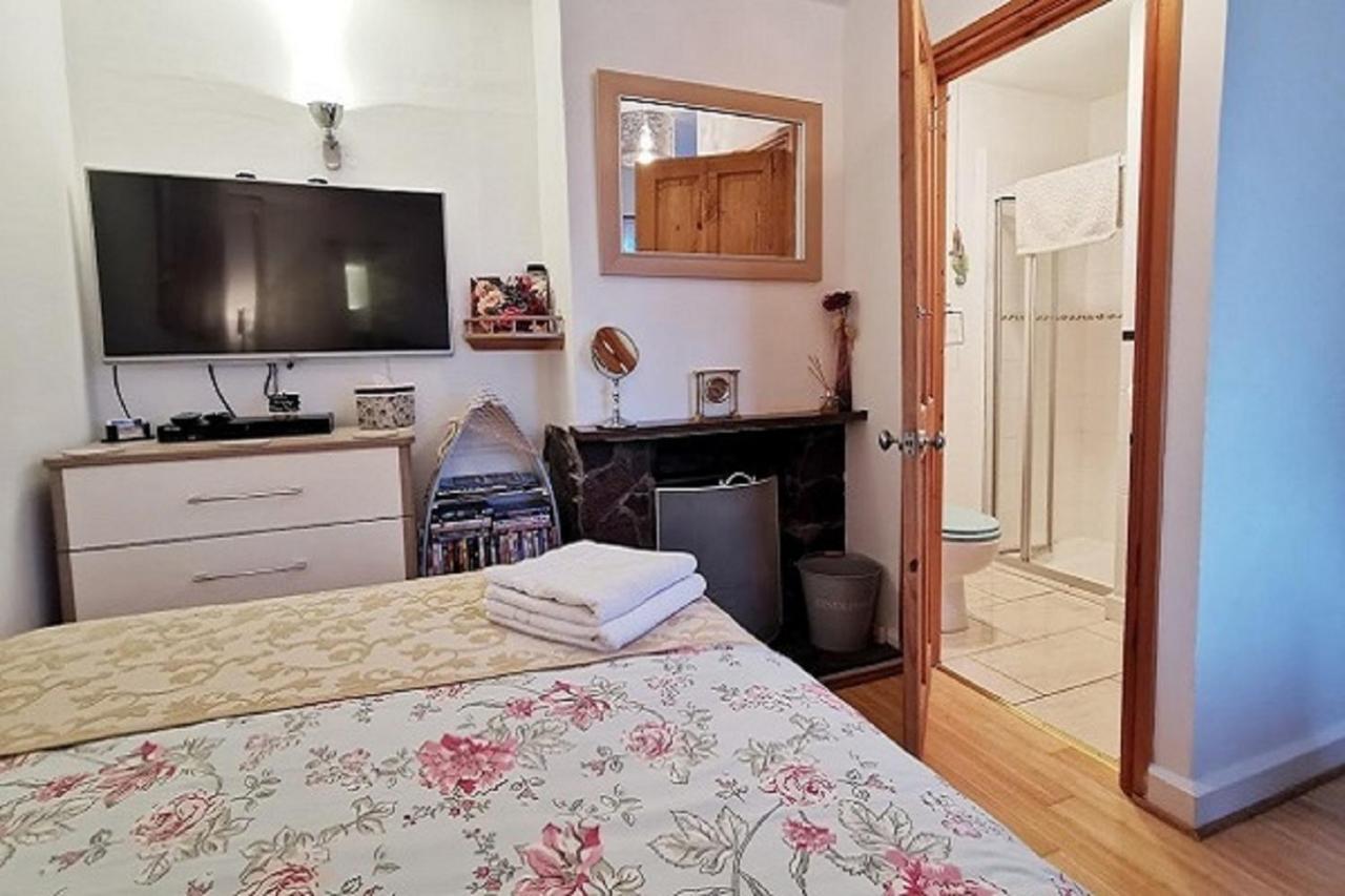 Stunning Countryside Views & Private Balcony! Cozy Room, 3 Miles To Lyme Regis - Free Parking & Wifi Аксминстер Экстерьер фото